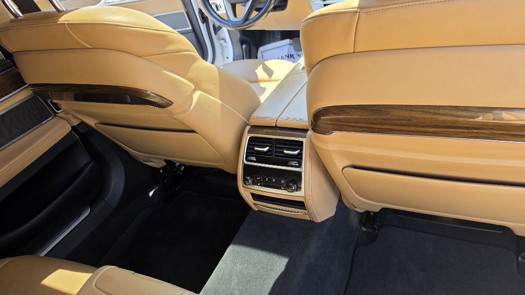 Photo 16 of this BMW 750
