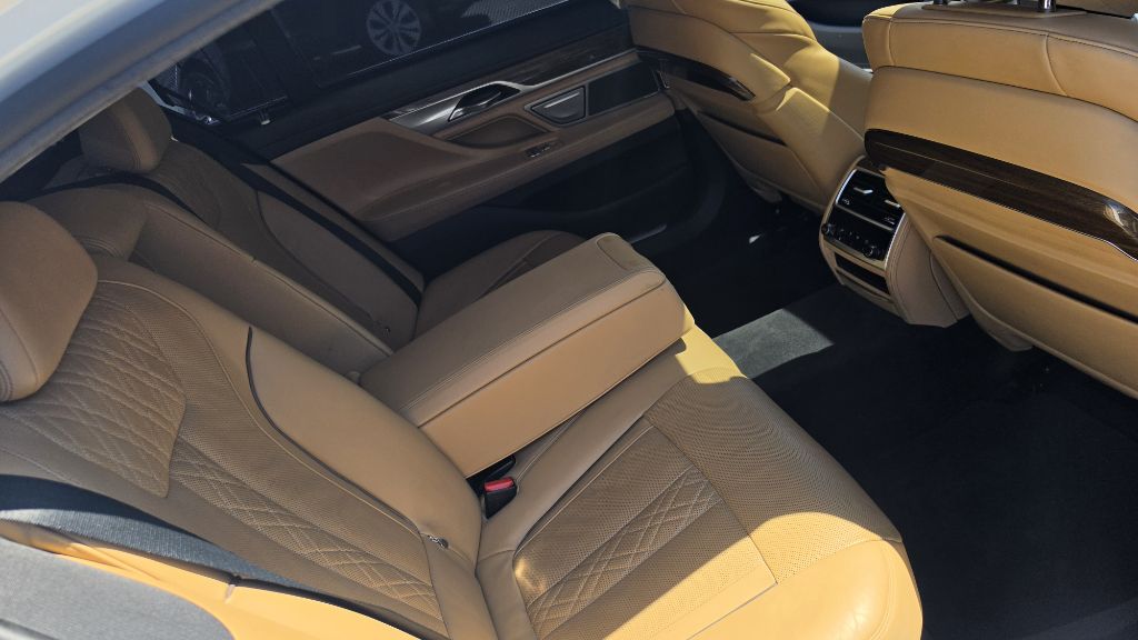 Photo 17 of this BMW 750