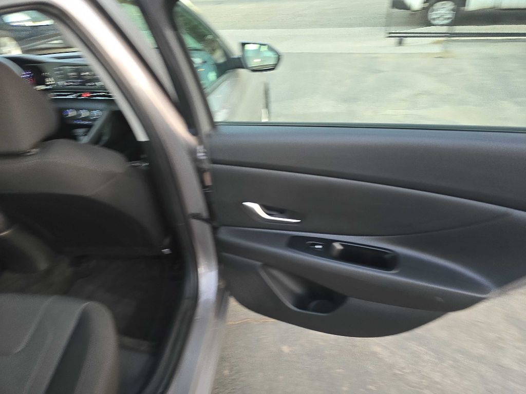 Photo 12 of this HYUNDAI ELANTRA