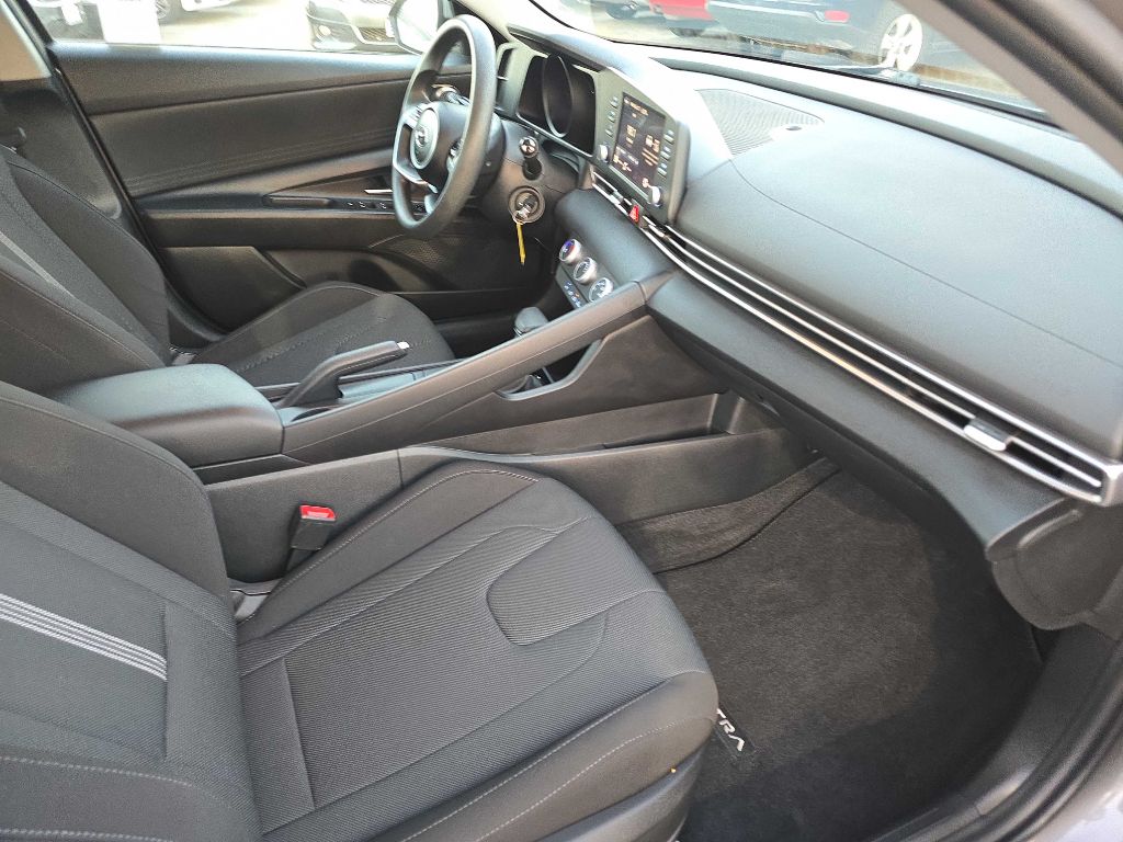Photo 19 of this HYUNDAI ELANTRA