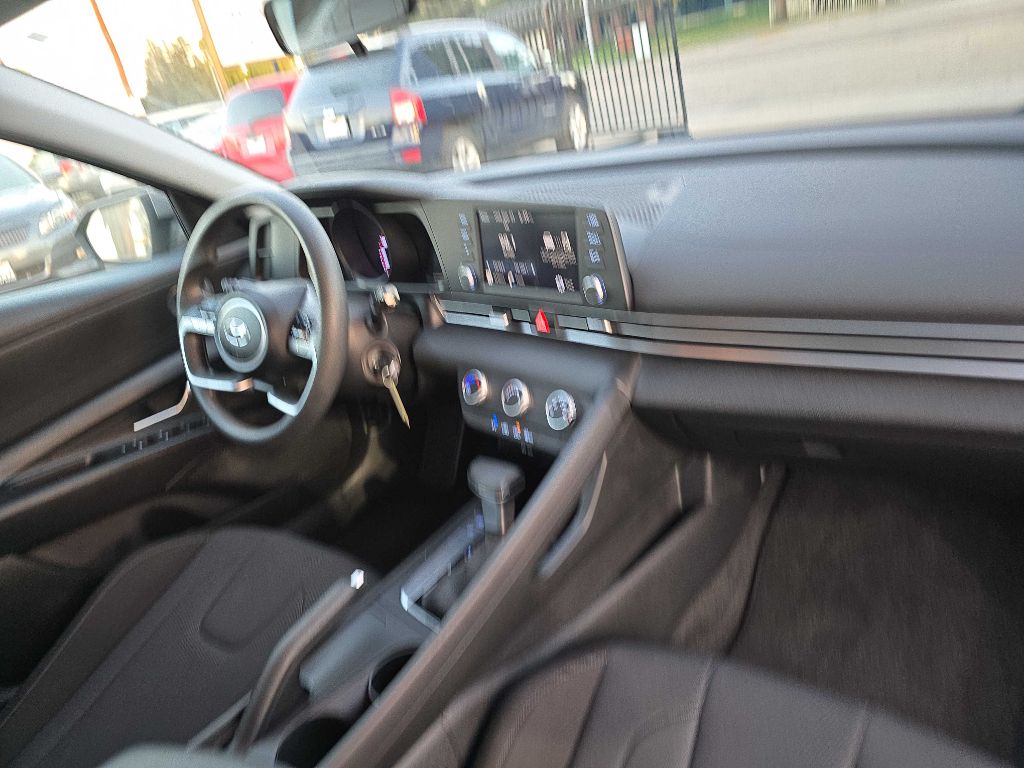 Photo 14 of this HYUNDAI ELANTRA