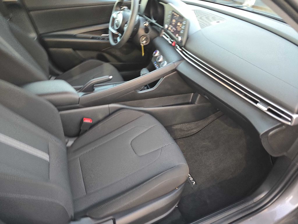 Photo 21 of this HYUNDAI ELANTRA