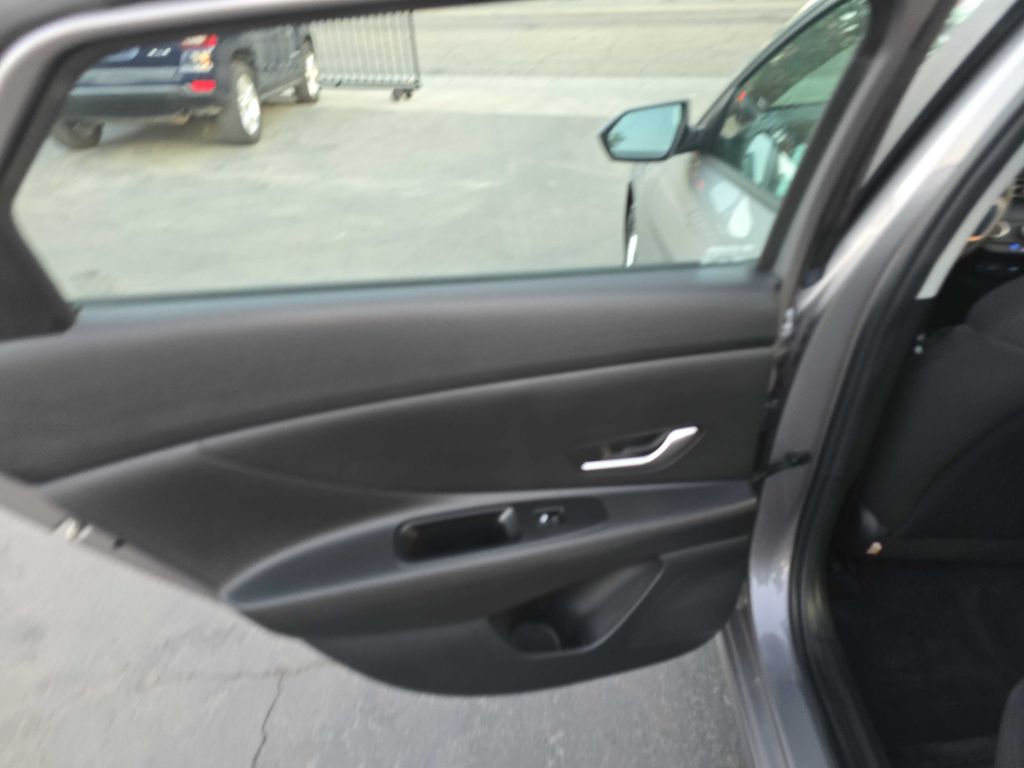 Photo 16 of this HYUNDAI ELANTRA
