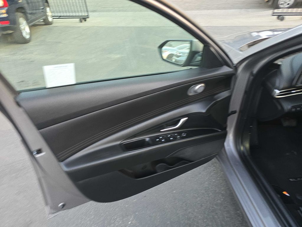 Photo 11 of this HYUNDAI ELANTRA