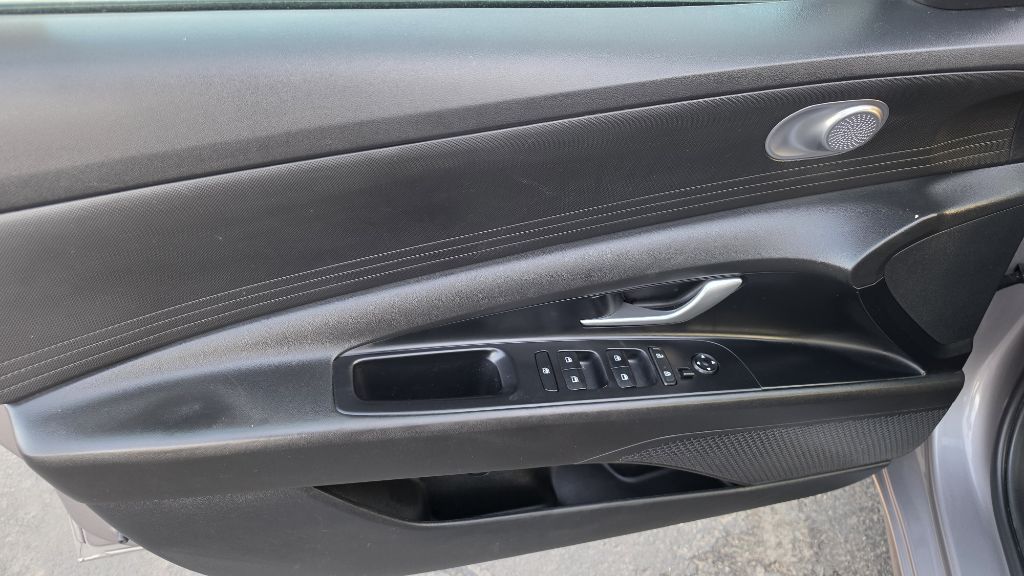 Photo 10 of this HYUNDAI ELANTRA