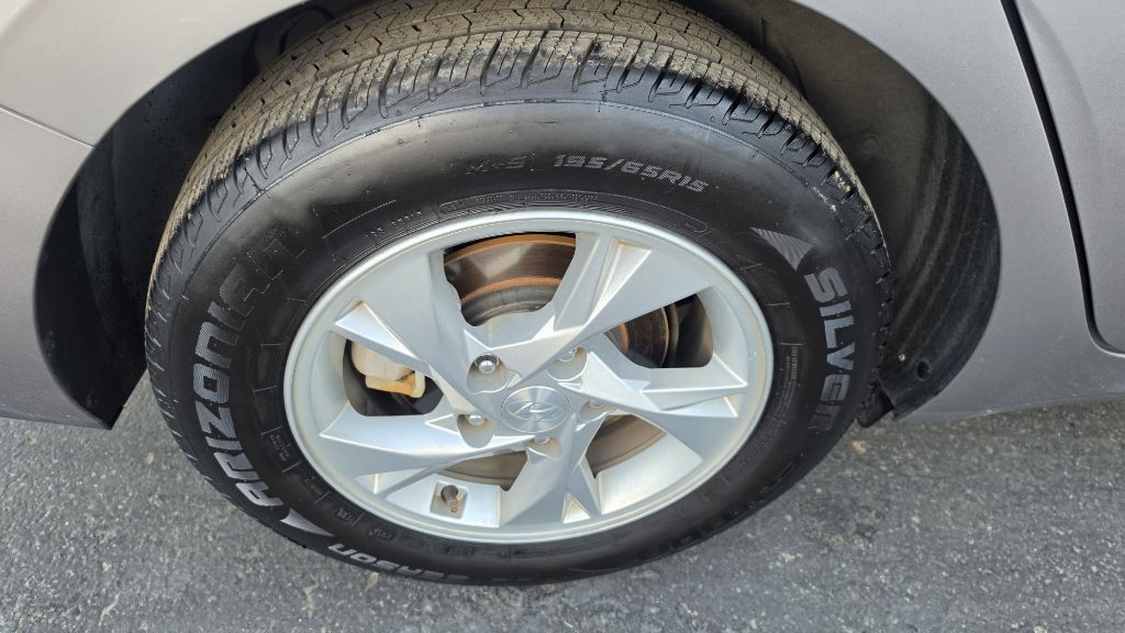 Photo 17 of this HYUNDAI ELANTRA