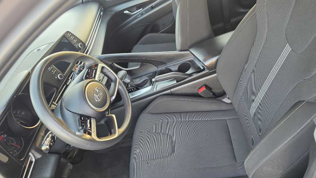 Photo 9 of this HYUNDAI ELANTRA