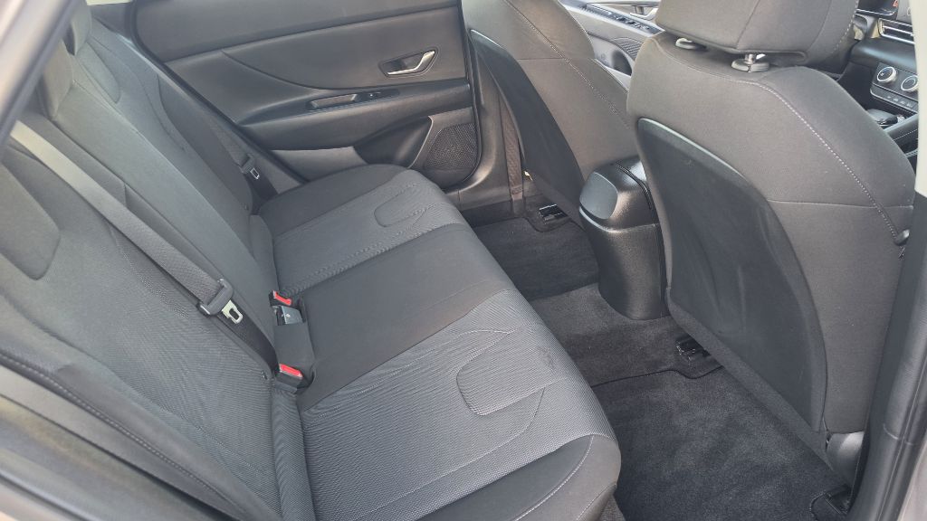 Photo 13 of this HYUNDAI ELANTRA
