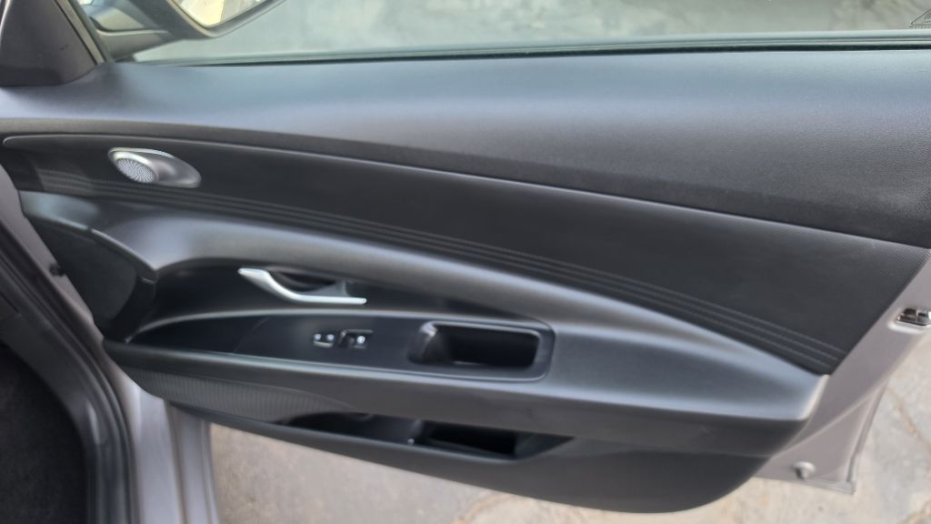 Photo 14 of this HYUNDAI ELANTRA