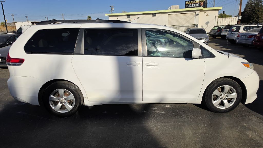 Photo 2 of this TOYOTA SIENNA