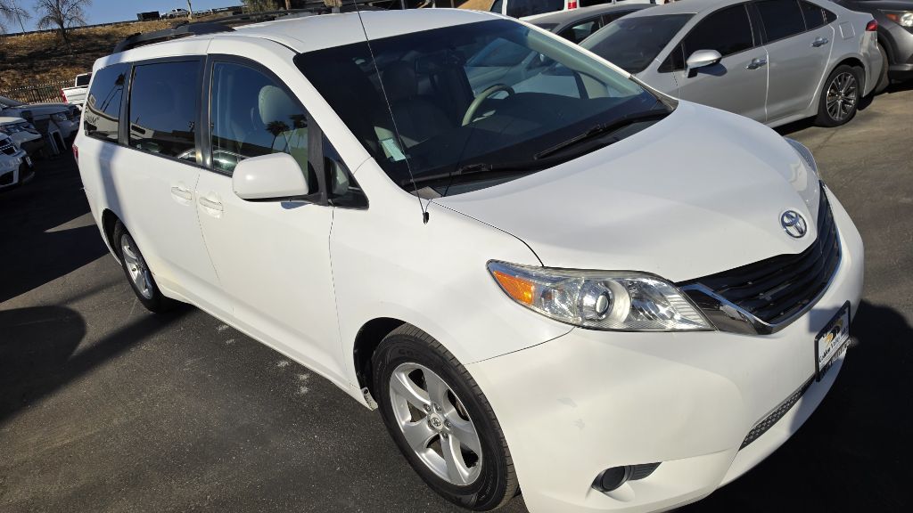 2011 TOYOTA SIENNA