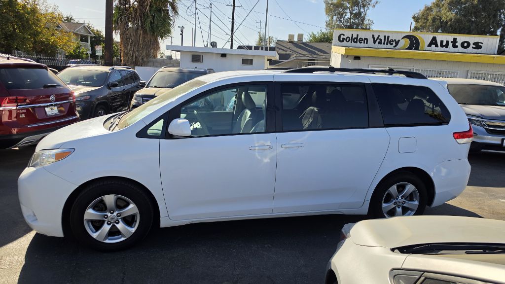 Photo 6 of this TOYOTA SIENNA