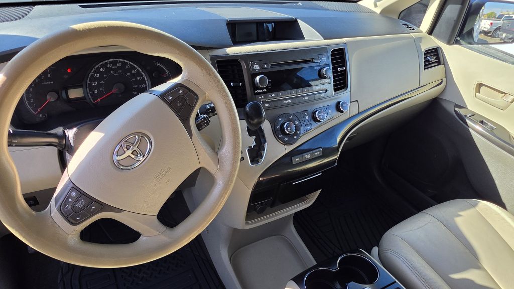 Photo 10 of this TOYOTA SIENNA