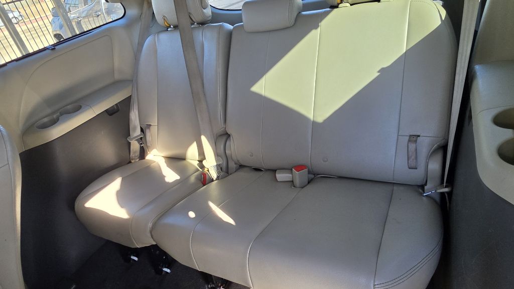 Photo 13 of this TOYOTA SIENNA