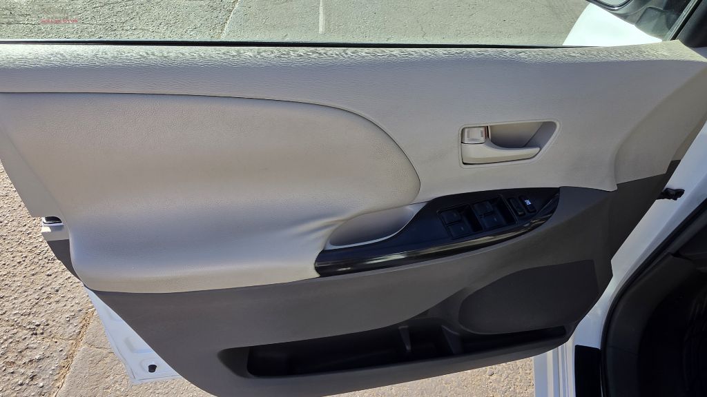 Photo 11 of this TOYOTA SIENNA