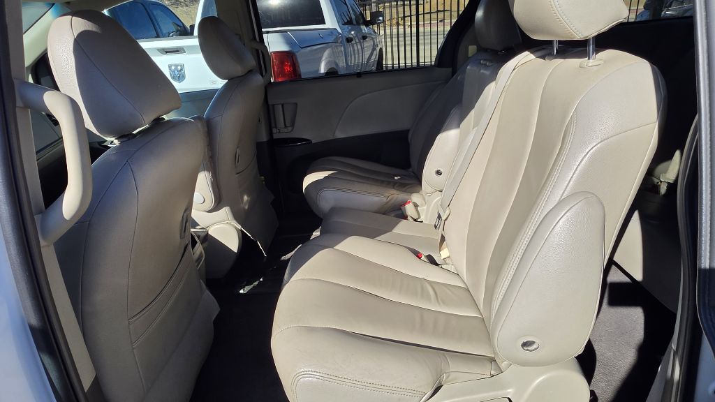 Photo 12 of this TOYOTA SIENNA