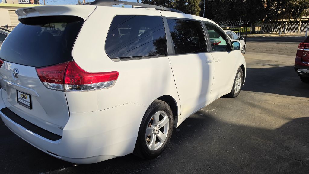 Photo 3 of this TOYOTA SIENNA