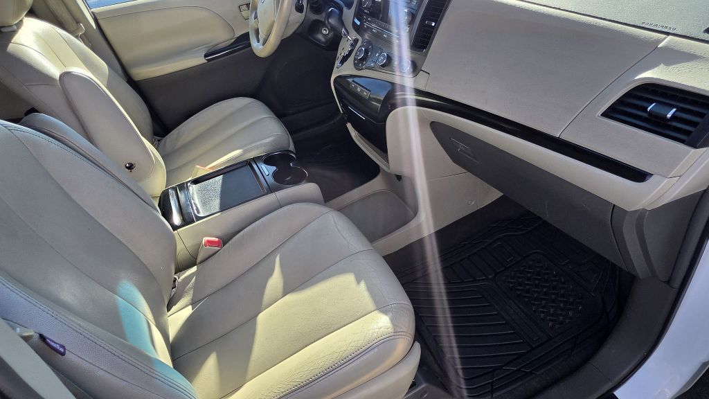Photo 15 of this TOYOTA SIENNA