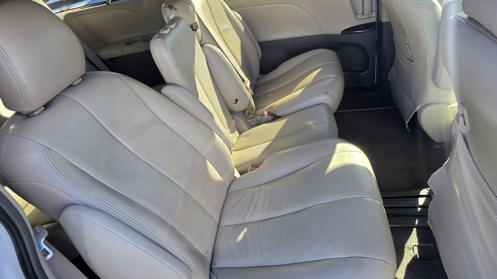 Photo 14 of this TOYOTA SIENNA