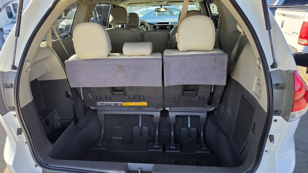 Photo 17 of this TOYOTA SIENNA