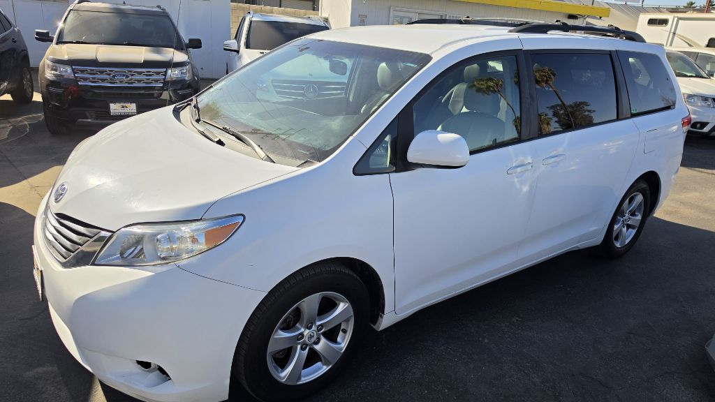 Photo 7 of this TOYOTA SIENNA