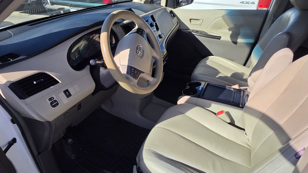 Photo 9 of this TOYOTA SIENNA