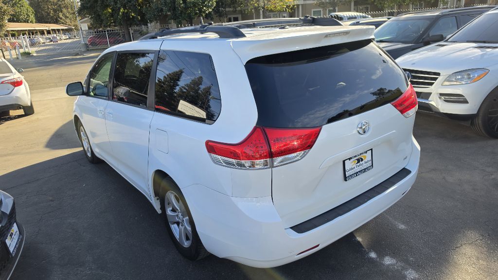 Photo 5 of this TOYOTA SIENNA