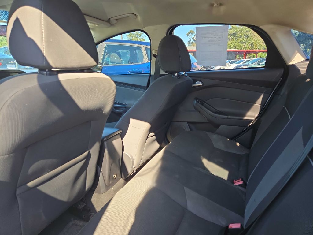 Photo 7 of this FORD FOCUS