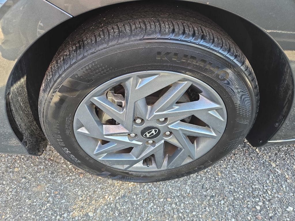 Photo 9 of this HYUNDAI ELANTRA