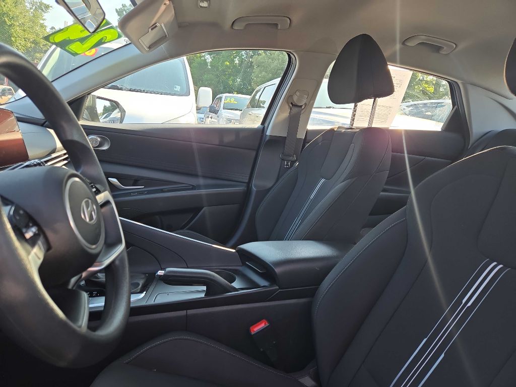 Photo 6 of this HYUNDAI ELANTRA