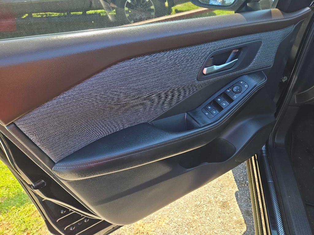 Photo 7 of this NISSAN ROGUE