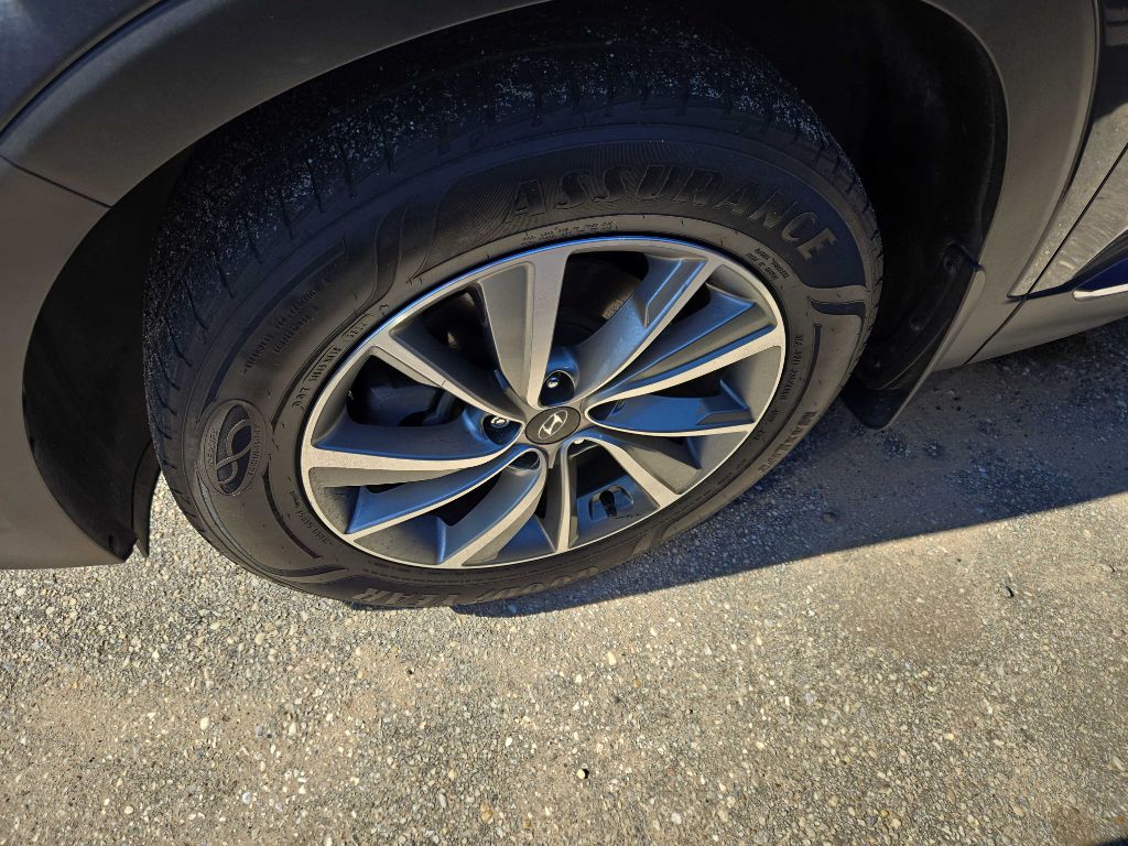 Photo 8 of this HYUNDAI SANTA FE