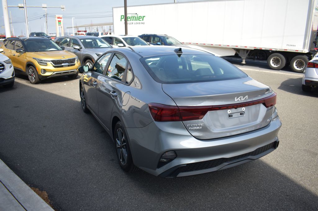 Additional photo of vehicle.