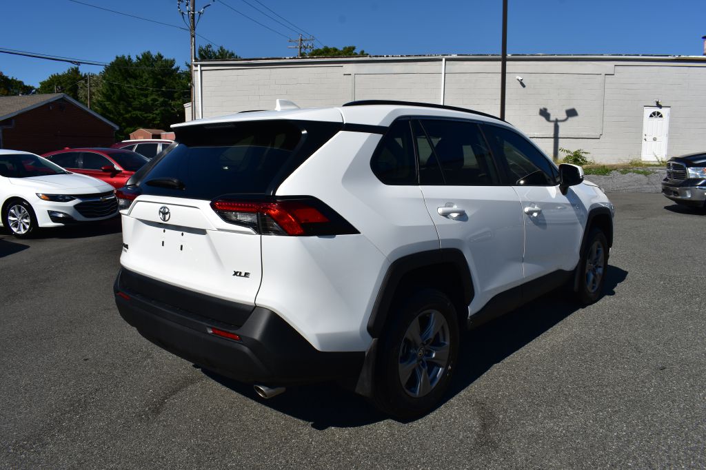 Additional photo of vehicle.