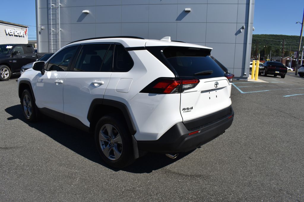 Additional photo of vehicle.