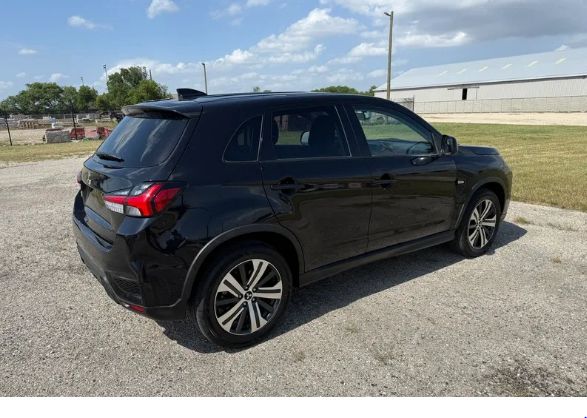 Photo 2 of this MITSUBISHI OUTLANDER SPORT