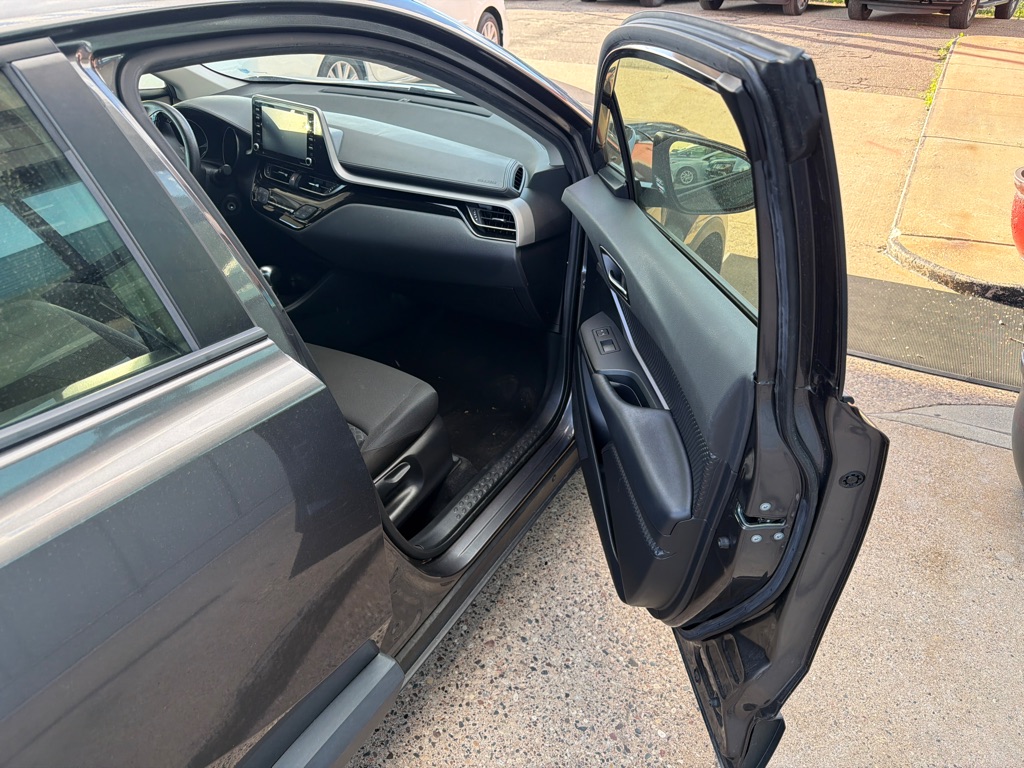 Photo 6 of this TOYOTA C-HR