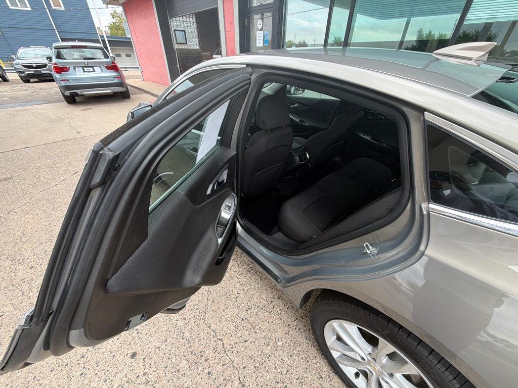 Photo 13 of this CHEVROLET MALIBU
