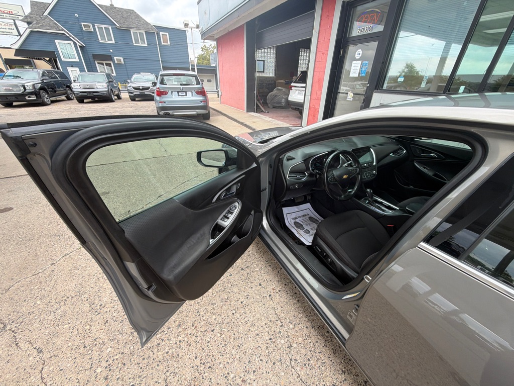 Photo 14 of this CHEVROLET MALIBU