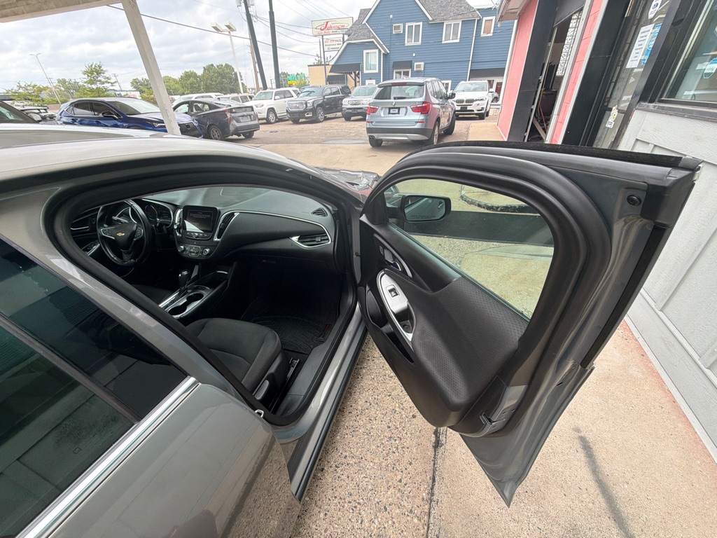 Photo 11 of this CHEVROLET MALIBU