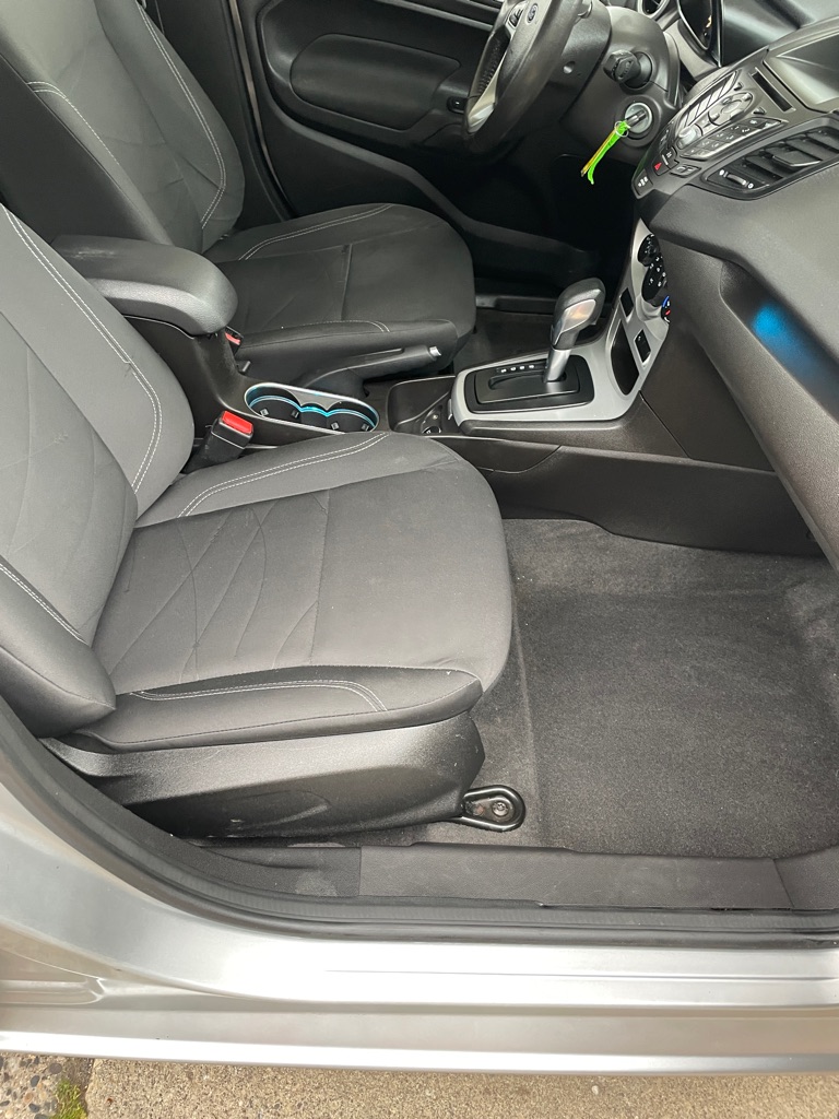 Photo 27 of this FORD FIESTA