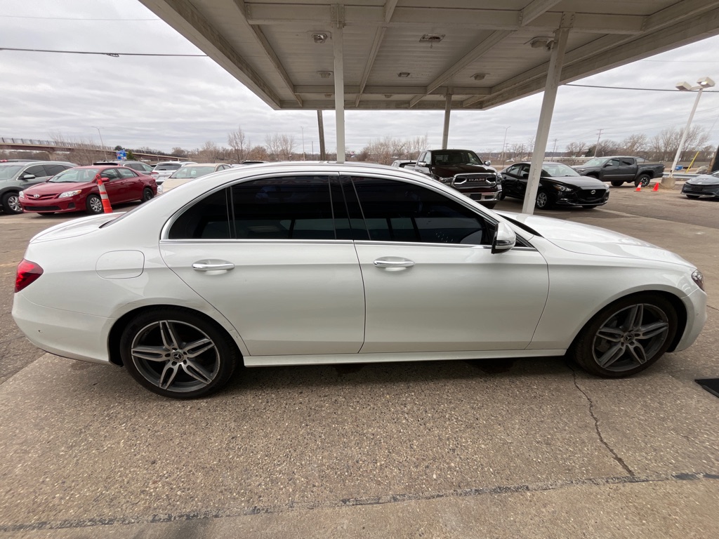 Photo 3 of this MERCEDES-BENZ E-CLASS