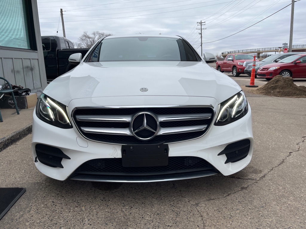 Photo 2 of this MERCEDES-BENZ E-CLASS
