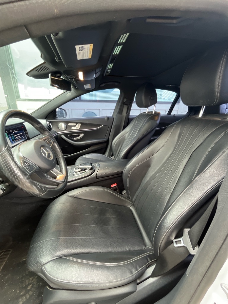 Photo 6 of this MERCEDES-BENZ E-CLASS