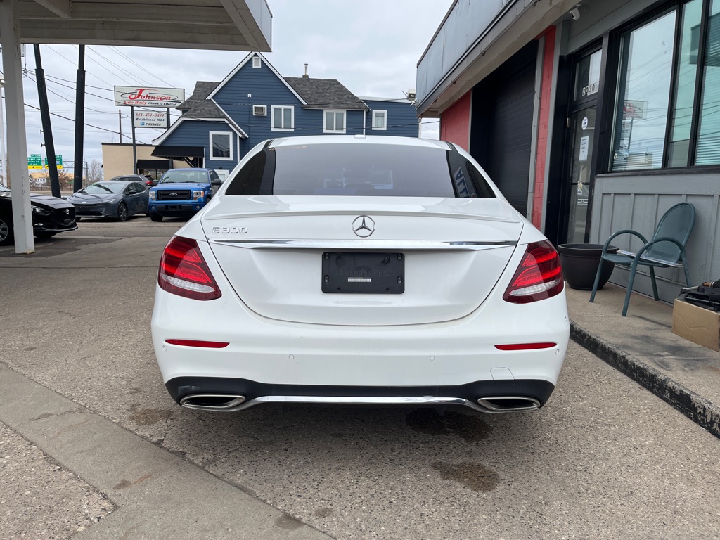 Photo 4 of this MERCEDES-BENZ E-CLASS
