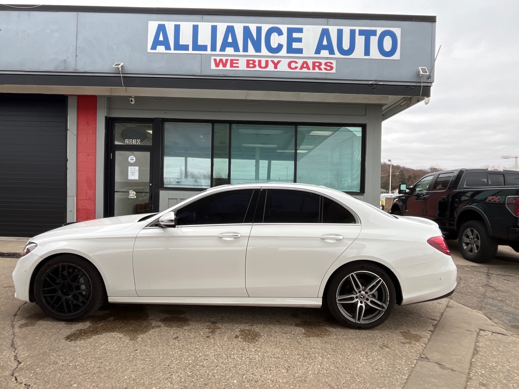 Photo 5 of this MERCEDES-BENZ E-CLASS