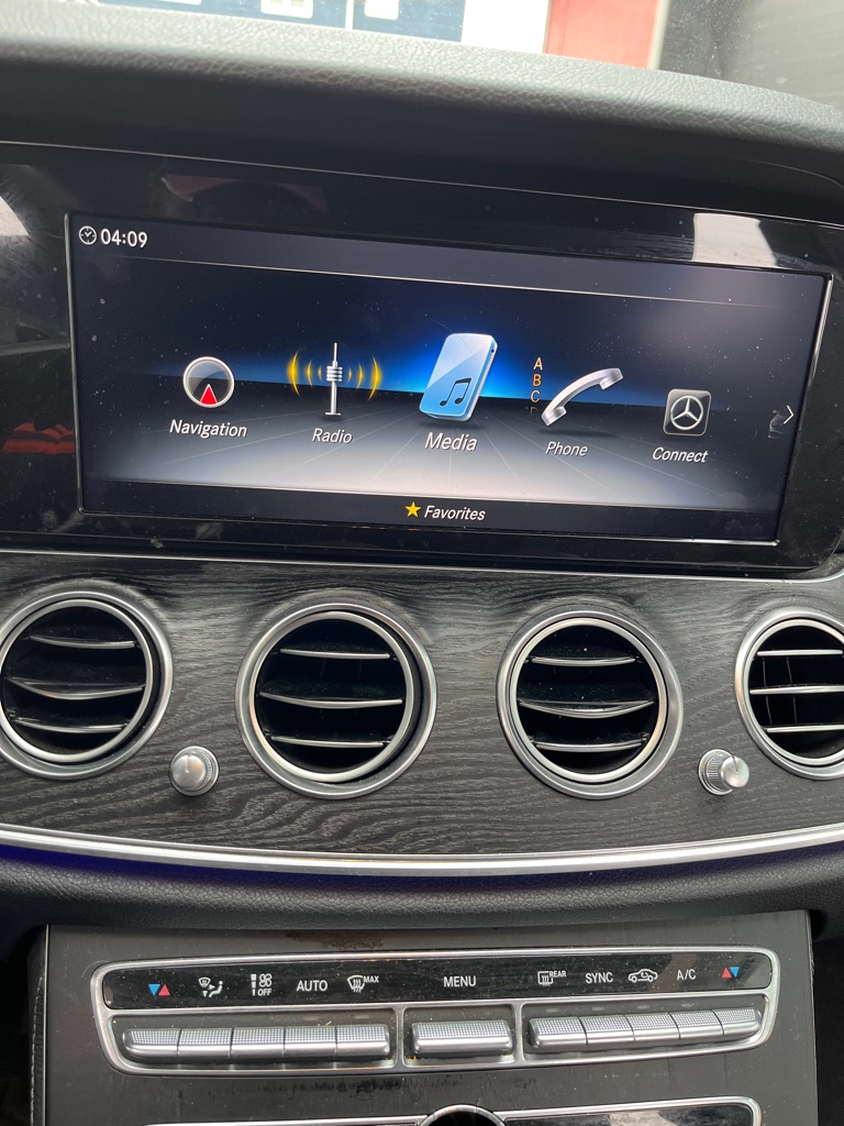 Photo 10 of this MERCEDES-BENZ E-CLASS