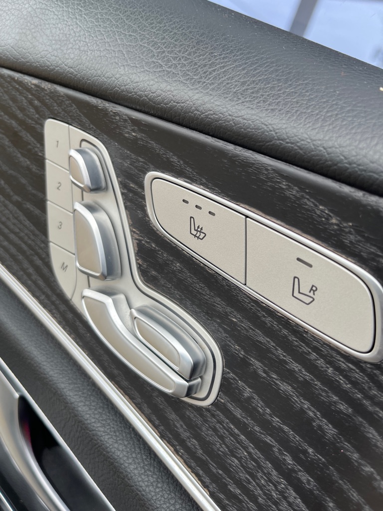 Photo 11 of this MERCEDES-BENZ E-CLASS
