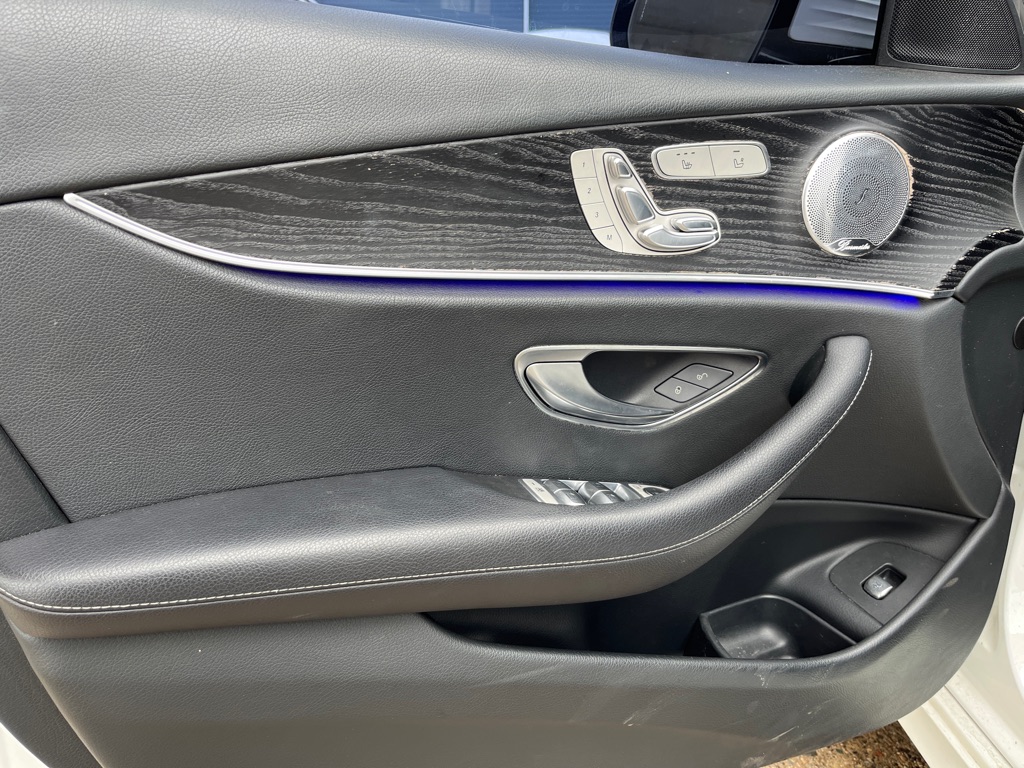 Photo 7 of this MERCEDES-BENZ E-CLASS