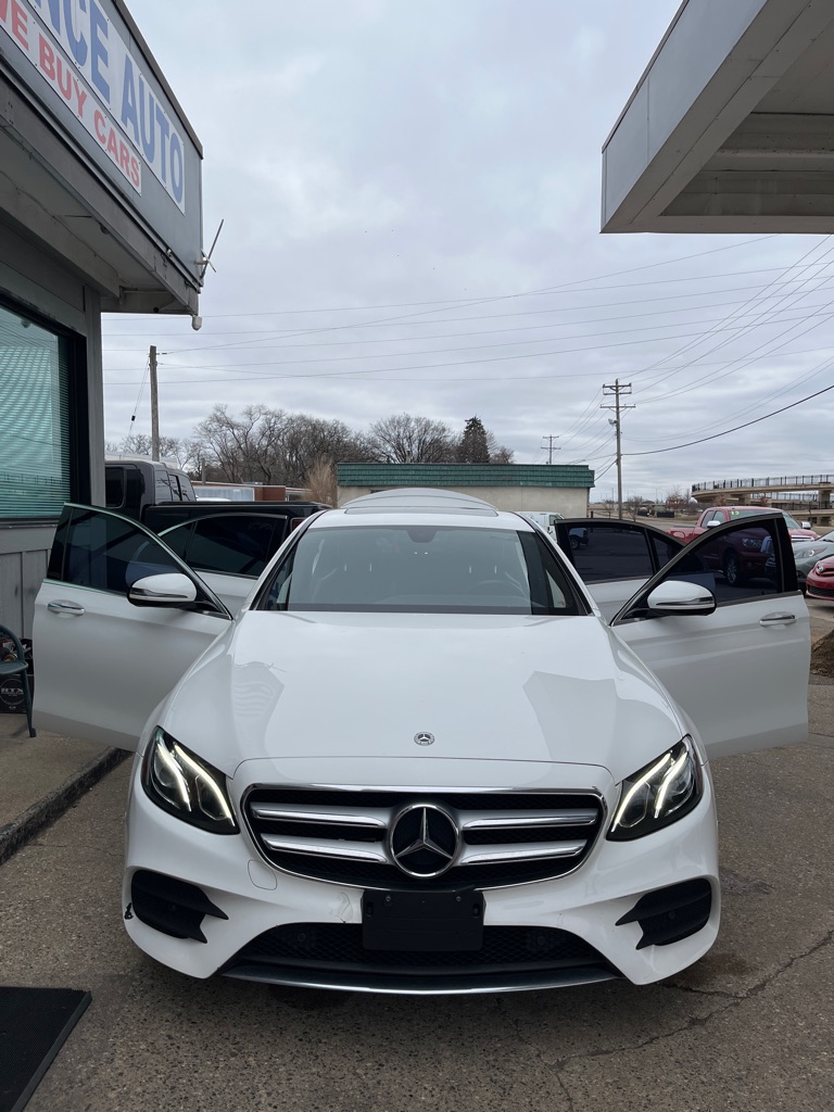 Photo 13 of this MERCEDES-BENZ E-CLASS